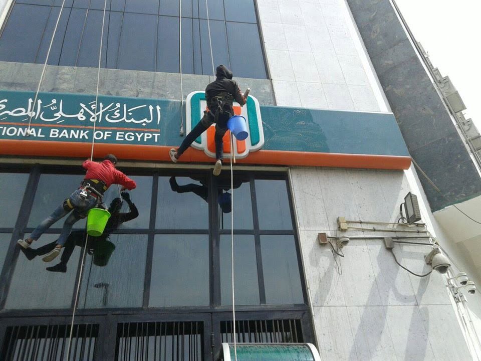 تنظيف واجهات الزجاج